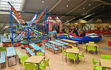 Indoor Spielplatz mir Bungee und Rodeo