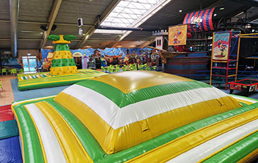 Großes Hüpfkissen und Kletterpalme