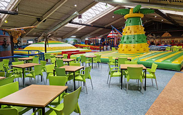Indoorspielplatz mit Kletterpalme