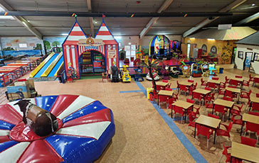 Blick über den Indoorspielplatz mit Gastronomie- und Kleinkindbereich