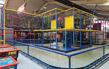 Blick auf die Gokart-Strecke des Okidoki Kinderlands
