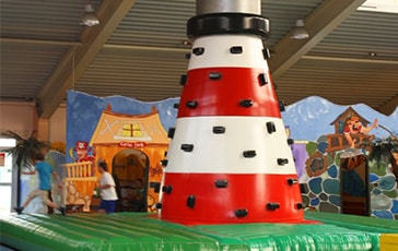 Kletter-Leuchtturm im Indoorspielplatz