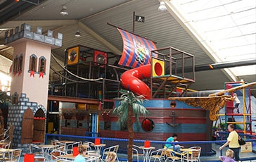 Piratenschiff-Kletterburg im Indoorspielplatz