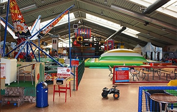 Blick auf die Spielgeräte des Indoorspielplatzes