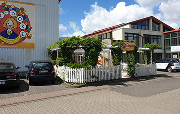 Blick auf den Eingang des Okidoki Kinderlands